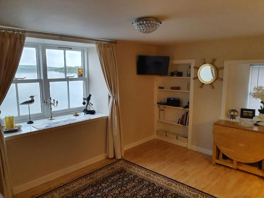 Waterfront Apartment, St Margarets Hope, Orkney Apartment *